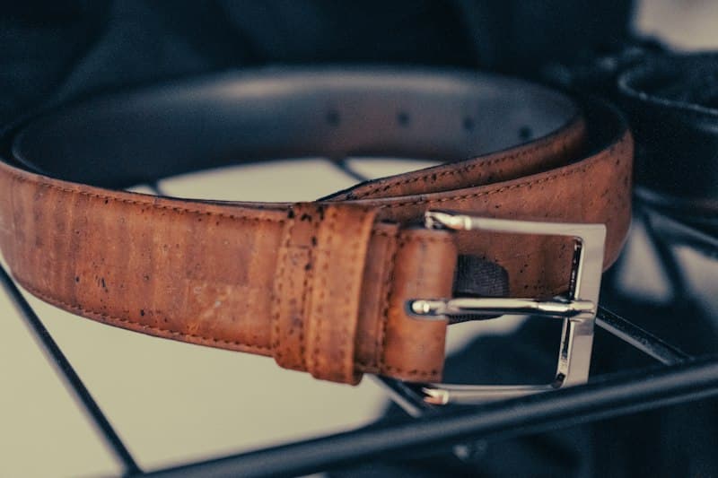 Vegetable tanned full grain leather belt with brushed brass buckle